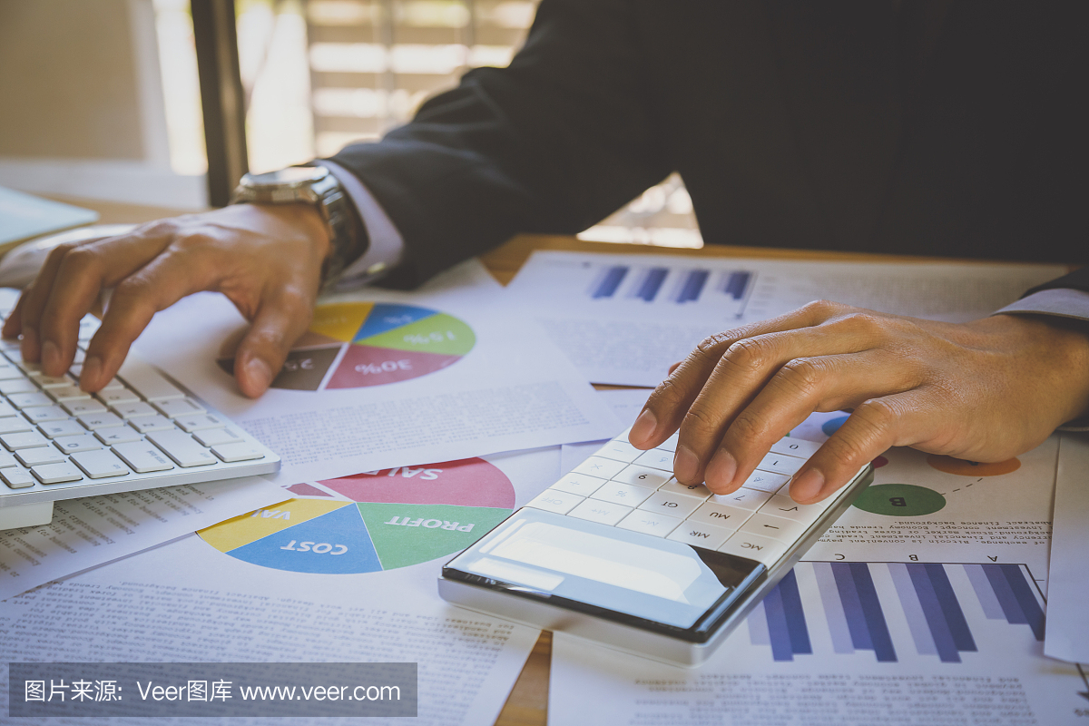 商人或會計工作計算器計算業務數據的概念。會計、投資顧問咨詢財務報告的情況,并在辦公室策劃營銷計劃。